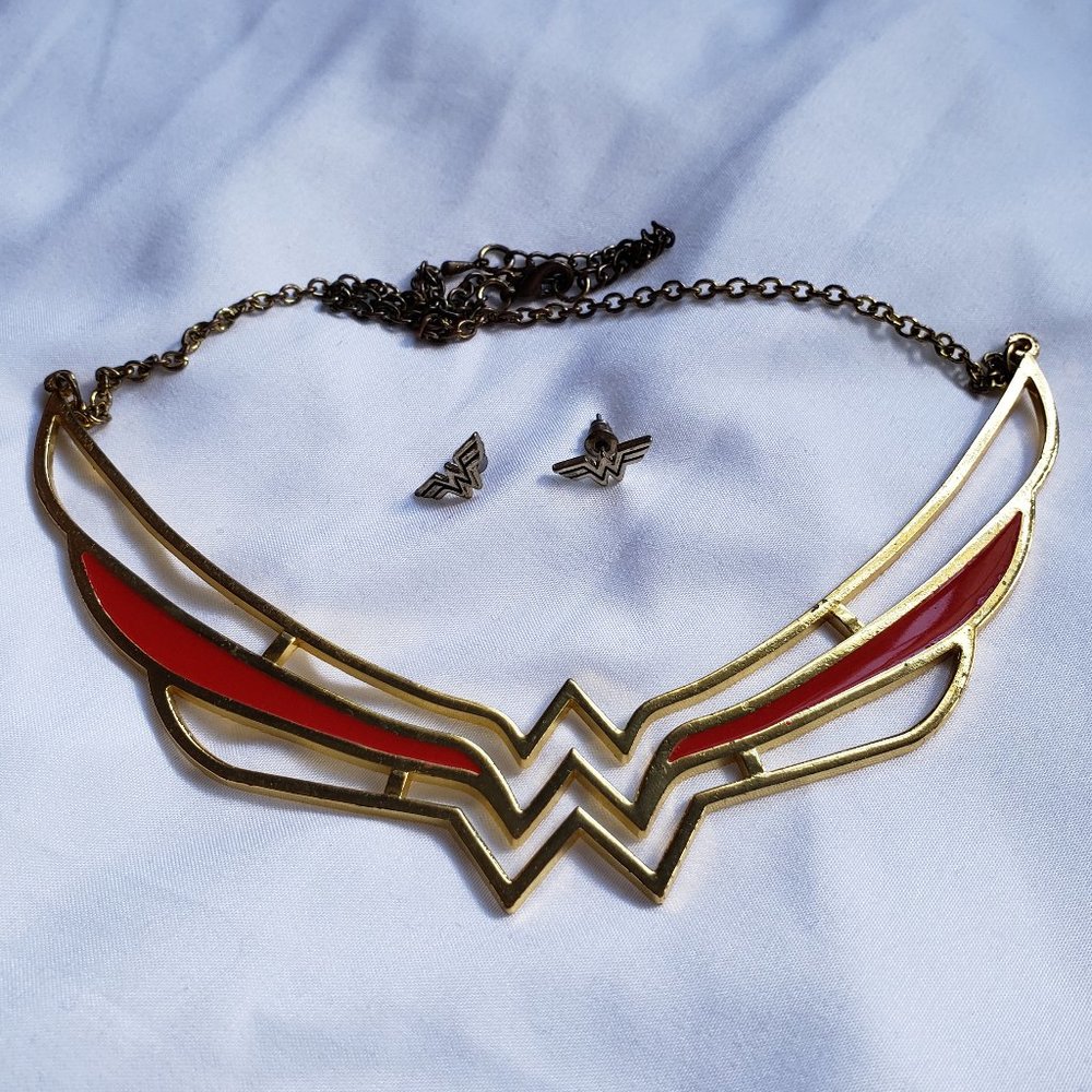 Wonder Woman necklace stud earrings set